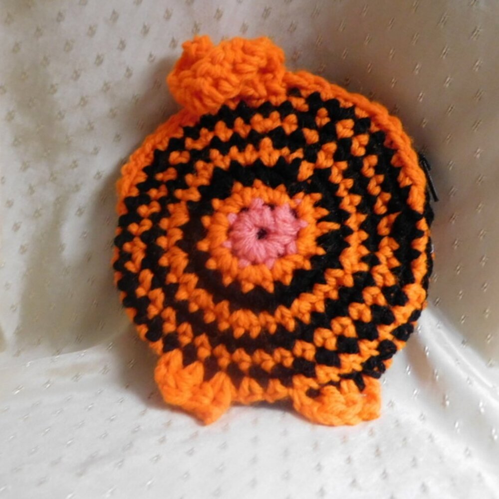 NEW BLACK AND ORANGE CROCHETED CAT BUTT CHANGE PURSE with zipper and keyring